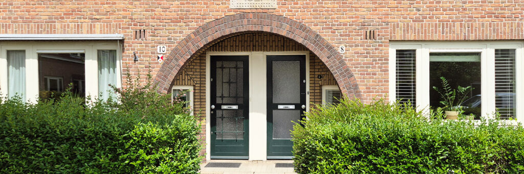 entree van twee woningen met een boog die naar de deuren leid