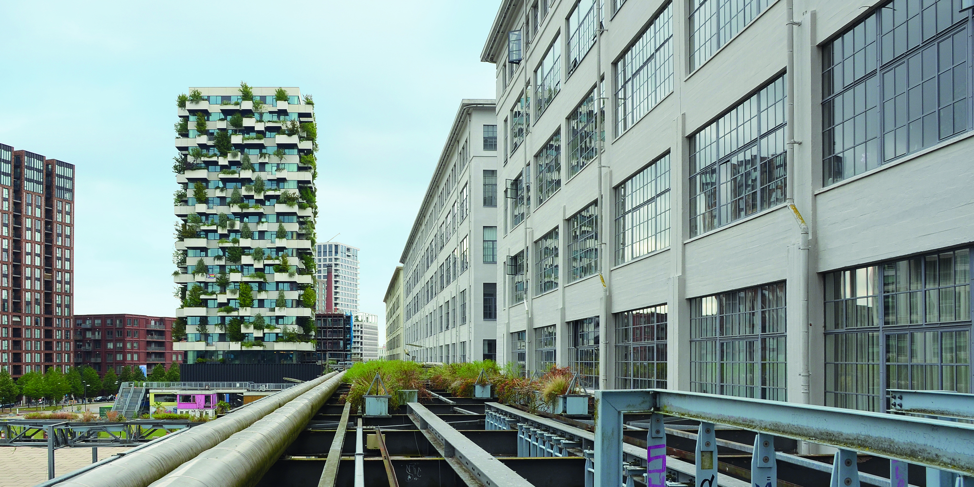 Appartementencomplex met bomen in een industriële wijk